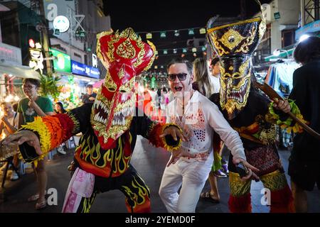 Bangkok, Thailandia. 31 ottobre 2024. Un turista scatta foto con Phi Ta Khon mentre celebra Halloween. A Bangkok, Thailandia, a Khao San Road, una notte piena di costumi, festeggiamenti e un tocco di mistero. (Foto di Seksan Rochanametakul/SOPA Images/Sipa USA) credito: SIPA USA/Alamy Live News Foto Stock