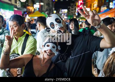 Bangkok, Thailandia. 31 ottobre 2024. I turisti che indossano la maschera fantasma si pongono per una foto mentre celebrano Halloween. A Bangkok, Thailandia, a Khao San Road, una notte piena di costumi, festeggiamenti e un tocco di mistero. (Foto di Seksan Rochanametakul/SOPA Images/Sipa USA) credito: SIPA USA/Alamy Live News Foto Stock