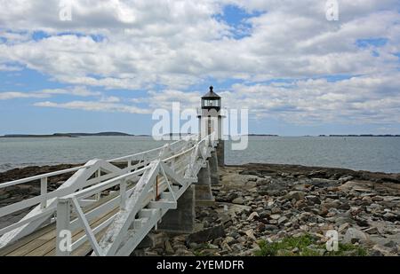 Il faro sulla spiaggia rocciosa, Maine Foto Stock