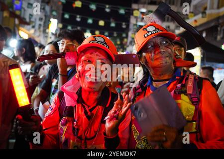 Bangkok, Thailandia. 31 ottobre 2024. I residenti locali che indossano costumi celebrano Halloween. A Bangkok, Thailandia, a Khao San Road, una notte piena di costumi, festeggiamenti e un tocco di mistero. (Foto di Seksan Rochanametakul/SOPA Images/Sipa USA) credito: SIPA USA/Alamy Live News Foto Stock