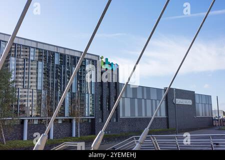 Salford, Manchester, Regno Unito. 26 ottobre 2024: Moderno edificio per uffici con strutture in acciaio e sfondo blu. Foto Stock