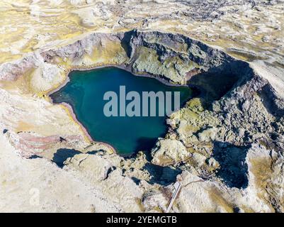 Lago nel cratere Tjarnargigur, cratere Laki coperto di muschio o Lakagígar, serie di crateri, vista aerea, altopiani interni dell'Islanda, Suðurland, Islanda Foto Stock