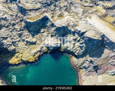 Lago nel cratere Tjarnargigur, cratere Laki coperto di muschio o Lakagígar, serie di crateri, vista aerea, altopiani interni dell'Islanda, Suðurland, Islanda Foto Stock