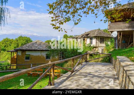 Vista delle case tipiche del villaggio di Leshten, monti Rodopi, Bulgaria Foto Stock