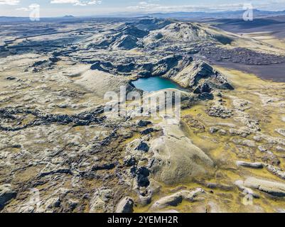 Lago nel cratere Tjarnargigur, cratere Laki coperto di muschio o Lakagígar, serie di crateri, vista aerea, altopiani interni dell'Islanda, Suðurland, Islanda Foto Stock