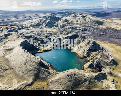 Lago nel cratere Tjarnargigur, cratere Laki coperto di muschio o Lakagígar, serie di crateri, vista aerea, altopiani interni dell'Islanda, Suðurland, Islanda Foto Stock