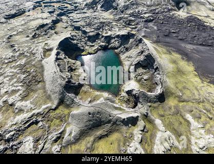 Lago nel cratere Tjarnargigur, cratere Laki coperto di muschio o Lakagígar, serie di crateri, vista aerea, altopiani interni dell'Islanda, Suðurland, Islanda Foto Stock