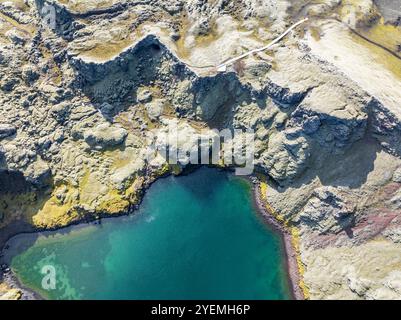 Lago nel cratere Tjarnargigur, cratere Laki coperto di muschio o Lakagígar, serie di crateri, vista aerea, altopiani interni dell'Islanda, Suðurland, Islanda Foto Stock