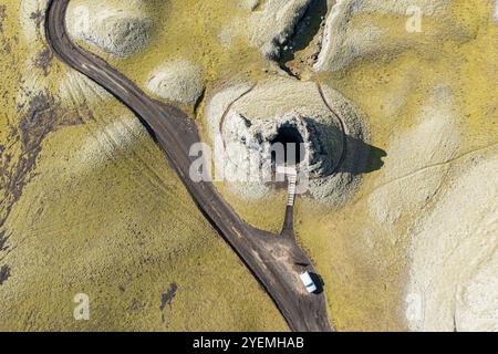 Cratere singolo della fila di crateri Laki, vista dall'alto verso il basso, piattaforma di osservazione, auto 4x4 su strada F206, Islanda Foto Stock