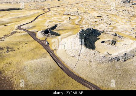 Cratere singolo della fila di crateri Laki, vista dall'alto verso il basso, piattaforma di osservazione, auto 4x4 su strada F206, Islanda Foto Stock