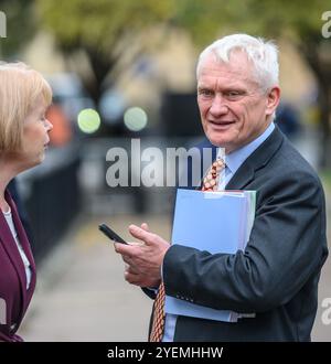 Graham Stuart MP (con: Beverley and Holderness) su College Green, Westminster, da intervistare dopo il primo bilancio del nuovo governo laburista - 30th Foto Stock