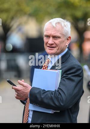 Graham Stuart MP (con: Beverley and Holderness) su College Green, Westminster, da intervistare dopo il primo bilancio del nuovo governo laburista - 30th Foto Stock