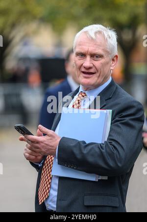 Graham Stuart MP (con: Beverley and Holderness) su College Green, Westminster, da intervistare dopo il primo bilancio del nuovo governo laburista - 30th Foto Stock