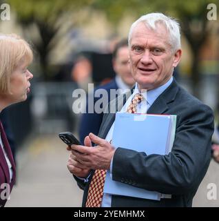 Graham Stuart MP (con: Beverley and Holderness) su College Green, Westminster, da intervistare dopo il primo bilancio del nuovo governo laburista - 30th Foto Stock