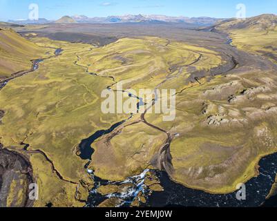 Strada F232 Öldufellsleid, guado alla cascata del fiume bláfjallakvíslf, lungo le pendici settentrionali del Monte coperto di muschio. Öldufell, Mt. Maelifell alle spalle, BL Foto Stock