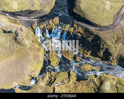 Strada F232 Öldufellsleid, autobus VW 4x4 che attraversa ford alla cascata del fiume bláfjallakvísl, versanti settentrionali del monte coperto di muschio Öldufell, sabbia lavica nera, Foto Stock