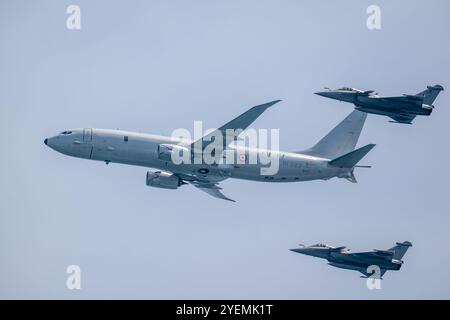 Un paio di aerei Dassault Rafale della Indian Airforce che scortano un P-8 i Poseidon della marina indiana Foto Stock