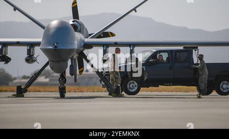 Twentynine Palms, Stati Uniti d'America. 18 giugno 2024. Gli avieri delle armi della U.S. Air Force del 163d Attack Wing hanno caricato munizioni vive su un drone mq-9 Reaper durante un esercizio di addestramento integrato sulla linea di volo alla Marine Corps base 29 Palms, 18 giugno 2024 a Twentynine Palms, California. Credito: TSgt. Paul Duquette/US Air Force Photo/Alamy Live News Foto Stock