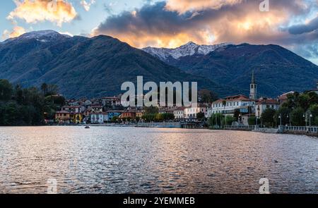 Il bellissimo borgo di Mergozzo al tramonto, Piemonte, Italia settentrionale. Foto Stock