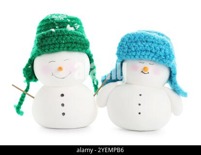 Due simpatici pupazzi di neve decorativi isolati sul bianco Foto Stock