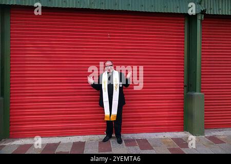 Glasgow, Scozia, Regno Unito. 31 ottobre 2024. Notte spaventa all'iconico mercato di Barras, famoso in tutto il mondo, la notte di Halloween Beetlejuice, mentre clienti e commercianti si vestono per divertirsi in vacanza. Credit Gerard Ferry/Alamy Live News Foto Stock