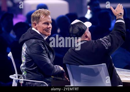 Sänger Dieter Bohlen und Sänger Pietro Lombardi im finale der Castingshow Deutschland sucht den Superstar 20 . Die RTL-Castingshow Deutschland sucht den Superstar DSDS findet in diesem Jahr zum 20. Mal statt. Köln, 15.04.2023 NRW Deutschland *** il cantante Dieter Bohlen e il cantante Pietro Lombardi nella finale del casting show Deutschland sucht den Superstar 20 il casting show RTL Deutschland sucht den Superstar DSDS si svolgerà per la ventesima volta quest'anno Colonia, 15 04 2023 NRW Germania Copyright: XChristophxHardtx Foto Stock