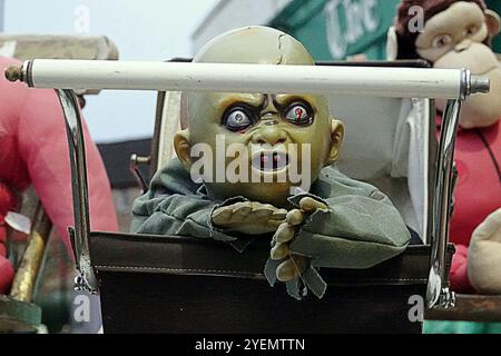 Glasgow, Scozia, Regno Unito. 31 ottobre 2024. Notte spaventa all'iconico mercato di Barras, famoso in tutto il mondo, la notte di Halloween Beetlejuice, mentre clienti e commercianti si vestono per divertirsi in vacanza. Credit Gerard Ferry/Alamy Live News Foto Stock