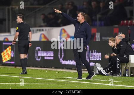 Velsen Zuid, Paesi Bassi. 31 ottobre 2024. VELSEN-ZUID, PAESI BASSI - OTTOBRE 31: Kevin Hofland di Helmond Sport gesti durante il primo turno della Coppa KNVB olandese tra SC Telstar e Helmond Sport al 711 Stadion il 31 ottobre 2024 a Velsen-Zuid, Paesi Bassi. (Foto di Andre Weening/Orange Pictures) credito: Orange Pics BV/Alamy Live News Foto Stock