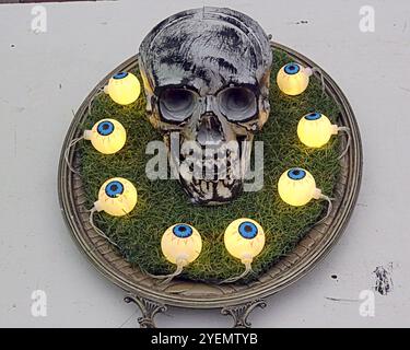 Glasgow, Scozia, Regno Unito. 31 ottobre 2024. Notte spaventa all'iconico mercato di Barras, famoso in tutto il mondo, la notte di Halloween Beetlejuice, mentre clienti e commercianti si vestono per divertirsi in vacanza. Credit Gerard Ferry/Alamy Live News Foto Stock