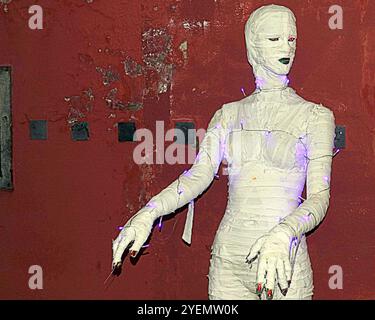 Glasgow, Scozia, Regno Unito. 31 ottobre 2024. Notte spaventa all'iconico mercato di Barras, famoso in tutto il mondo, la notte di Halloween Beetlejuice, mentre clienti e commercianti si vestono per divertirsi in vacanza. Credit Gerard Ferry/Alamy Live News Foto Stock