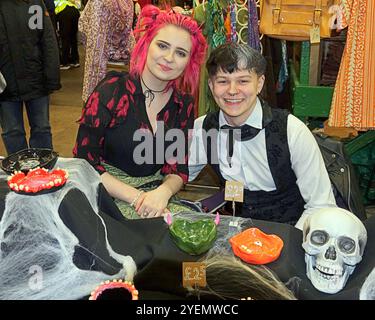 Glasgow, Scozia, Regno Unito. 31 ottobre 2024. Notte spaventa all'iconico mercato di Barras, famoso in tutto il mondo, la notte di Halloween Beetlejuice, mentre clienti e commercianti si vestono per divertirsi in vacanza. Credit Gerard Ferry/Alamy Live News Foto Stock