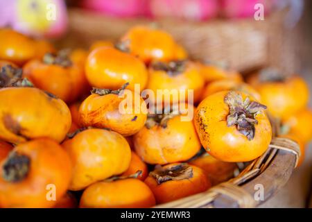 Conservare a tavola la frutta biologica del cachi Foto Stock