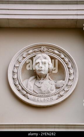 Una grande targa dell'ammiraglio Horatio Nelson, all'Old Naval College, a Greenwich, Londra. Regno Unito, Europa. Foto Stock