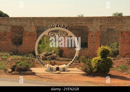 Vista diurna dell'iconico monumento dell'equatore in Uganda, che segna uno dei pochi luoghi in cui la linea dell'equatore attraversa la terra Foto Stock