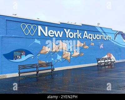 Cartello dell'acquario di New York sul lungomare di Coney Island, Brooklyn, New York Foto Stock