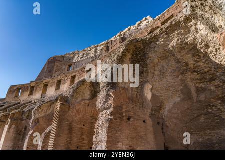 Roma, Italia - 13 febbraio 2024: Vista del Colosseo romano nella parte superiore del tardo pomeriggio. Foto Stock