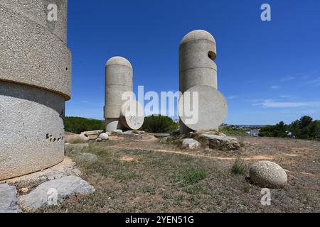 Monumento catari "Les Chevaliers Cathares" Modern Sculpture (1980) di Jacques Tissinier, rappresentante dei Cavalieri catari, vicino a Narbona in Francia Foto Stock