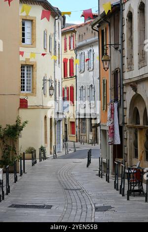 Via principale dello shopping, Rue des Marchants, nella città vecchia o nel quartiere storico di Foix Ariège Francia Foto Stock