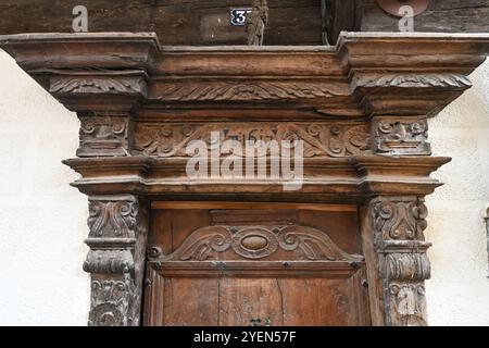 Legno scultoreo medievale, intaglio in legno o porta in legno (1617) nella città vecchia o nel quartiere storico di Foix Ariège Francia Foto Stock
