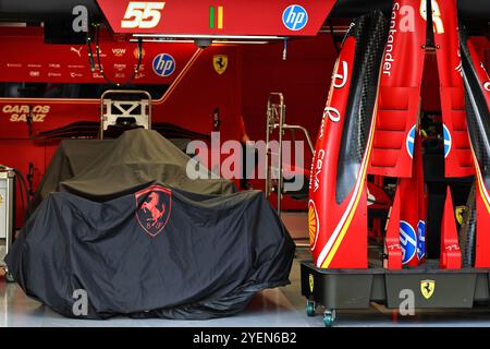 San Paolo, Brasile. 31 ottobre 2024. Ferrari SF-24 sotto coperture nei box. Campionato del mondo di Formula 1, Rd 21, Gran Premio del Brasile, giovedì 31 ottobre 2024. San Paolo, Brasile. 31.10.2024. Campionato del mondo di formula 1, Rd 21, Gran Premio del Brasile, San Paolo, Brasile, giornata di preparazione. Il credito fotografico dovrebbe essere: XPB/Alamy Live News. Foto Stock