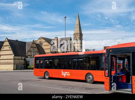 Kings Lynn, Norfolk, Regno Unito – 20 luglio 2024. Autobus passeggeri parcheggiati nella stazione degli autobus in attesa dell'imbarco dei passeggeri Foto Stock
