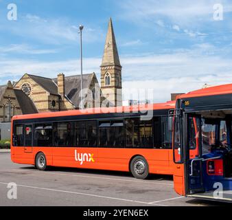 Kings Lynn, Norfolk, Regno Unito – 20 luglio 2024. Autobus passeggeri parcheggiati nella stazione degli autobus in attesa dell'imbarco dei passeggeri Foto Stock