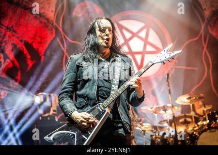 Oslo, Norvegia. 29 ottobre 2024. La band melodic death metal svedese Arch Enemy esegue un concerto dal vivo all'Oslo Spektrum di Oslo. Qui il chitarrista Michael Amott viene visto dal vivo sul palco. Foto Stock