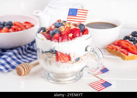 Colazione patriottica o brunch negli Stati Uniti semplice idea di ricetta, dessert alla muesola a strati o farinata d'avena per la notte in vetro decorata con yogurt bianco montato, blu Foto Stock