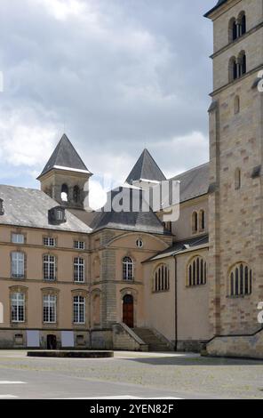 Cortile del monastero e torri della cattedrale di San Willibrordus a Echternach, Lussemburgo Foto Stock