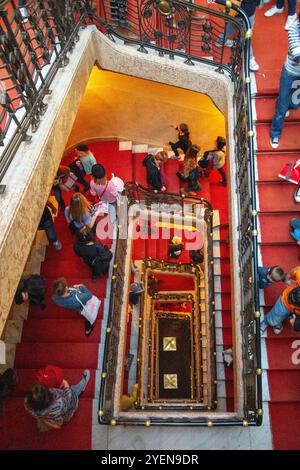 Persone sulla scala a chiocciola del Grand Hotel Europa, Designblok 2014 Foto Stock