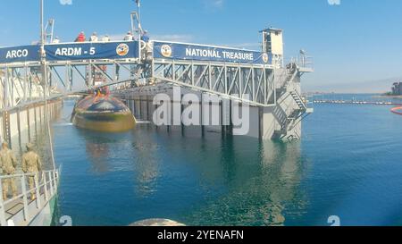 241024-N-SS900-6156 NAVAL BASE POINT LOMA (24 ottobre 2024) il sottomarino ad attacco rapido classe Los Angeles USS Asheville (SSN 758) si tira nel bacino galleggiante di carenaggio ARCO (ARDM 5) a bordo della base navale Point Loma, 24 ottobre 2024, per un periodo di manutenzione regolarmente programmato. Assegnato al Comandante, Squadron 15 a Polaris Point, base navale di Guam, Asheville è uno dei quattro sottomarini ad attacco rapido della classe Los Angeles schierati in avanti nel Pacifico. ARCO è un bacino di carenaggio galleggiante ausiliario medio per riparazioni ed è un asset dello Squadrone 11 sottomarino sotto il controllo operativo del comandante, sottomarino Foto Stock