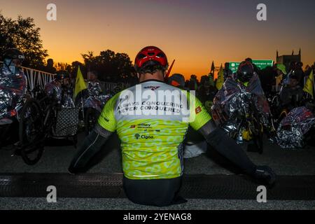 Le partecipanti si preparano a prendere parte alla 49a Maratona del corpo dei Marines a Washington, D.C., 27 ottobre 2024. Con più di 30.000 corridori, la Maratona del corpo dei Marines, che si tiene ogni anno, è riconosciuta come "la Maratona del popolo" ed è organizzata dagli uomini e dalle donne del corpo dei Marines degli Stati Uniti. (Foto del corpo dei Marines degli Stati Uniti di SSgt. Kyle McNan) Foto Stock