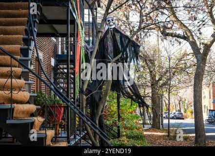 Montreal, Quebec, Canada. 31 ottobre 2024. Il giorno di Halloween viste generali delle strade di Montreal. (Credit Image: © Serkan Senturk/ZUMA Press Wire) SOLO PER USO EDITORIALE! Non per USO commerciale! Foto Stock