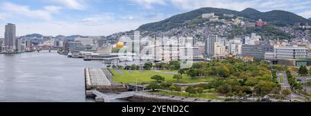 Panorama panoramico del lungomare di Nagaki, che include il ponte Asahio e gli edifici del terminal del porto di Nagasaki, Giappone, il 2 ottobre 2024 Foto Stock